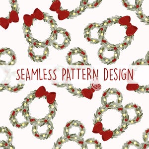 Pode incluir: Um padrão sem costuras com ilustrações repetidas de coroas de pinheiro verdes em forma de orelhas de rato, decoradas com pequenas bagas vermelhas, luzes brancas e um grande laço vermelho. O texto SEAMLESS PATTERN DESIGN está centrado.