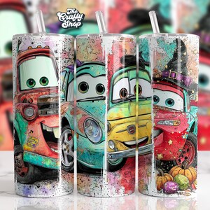 Pode incluir: Quatro copos coloridos com canudos apresentam desenhos de carros de desenho animado. Os copos são decorados com imagens de Mater, Sally e outros personagens do filme Carros. Um copo tem um tema de Halloween com abóboras e um chapéu de bruxa.