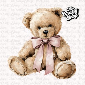 Puede incluir: Ilustración en acuarela de un oso de peluche con un lazo rosa. El oso es de color marrón claro con detalles en marrón oscuro y ojos negros. El logotipo de The Crafty Shop está en la esquina superior derecha.