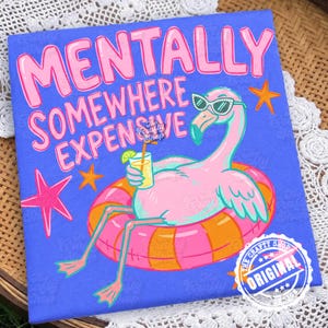Pode incluir: Uma placa quadrada roxa com um flamingo rosa usando óculos de sol brancos, flutuando em uma boia rosa e laranja enquanto segura uma bebida amarela. O texto MENTALLY SOMEWHERE EXPENSIVE está escrito em letras rosas com estrelas ao redor.