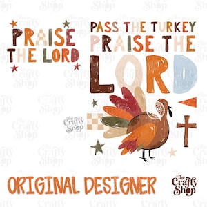 Peut inclure: Un design graphique avec le texte PRAISE THE LORD et PASS THE TURKEY. L'illustration comprend une dinde brune aux plumes color&eacute;es, une croix brune et de petites &eacute;toiles dans des tons orange, brun et bleu sourd sur un fond blanc.
