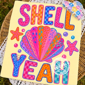 Può includere: Un cartello rettangolare giallo con il testo SHELL YEAH in lettere colorate e decorate. Una grande illustrazione centrale di una conchiglia è circondata da due stelle marine e piccoli cerchi. Il design usa tonalità vivaci di rosa, arancione e blu.