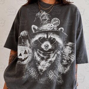 ハロウィンのアライグマPNG、かわいいアライグマのグラフィックTシャツデザイン、魔女の帽子の秋の動物、パンプキンコーヒー愛好家PNG、ダークシャツのデジタルダウンロード 画像 6