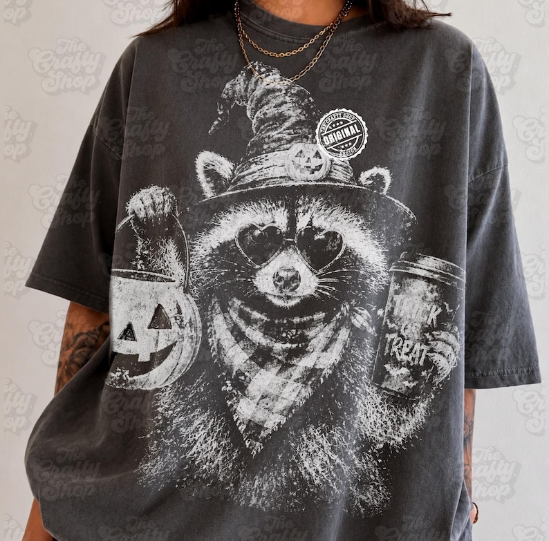 ハロウィンのアライグマPNG、かわいいアライグマのグラフィックTシャツデザイン、魔女の帽子の秋の動物、パンプキンコーヒー愛好家PNG、ダークシャツのデジタルダウンロード 画像 6