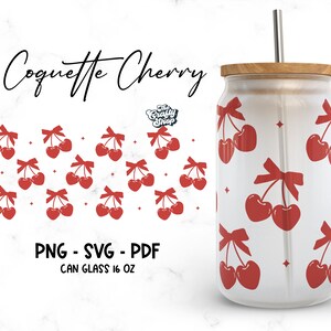 Pode incluir: Um copo de vidro branco em forma de lata de 473 ml com uma tampa de madeira e um padrão de cerejas vermelhas e brancas. O texto "Coquette Cherry" está na parte superior da imagem. O texto "PNG - SVG - PDF CAN GLASS 16 OZ" está na parte inferior da imagem.