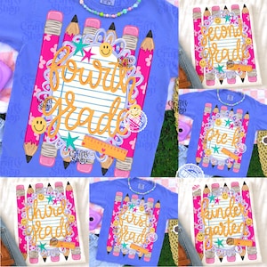 Pode incluir: Uma t-shirt roxa com um gráfico de papel de caderno pautado rodeado por lápis cor-de-rosa, smileys amarelos, estrelas coloridas e uma régua. O texto diz fourth grade em letra laranja. O design inclui um colar de contas.