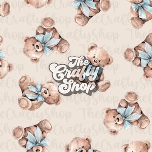Pode incluir: Um padrão repetitivo de ursinhos de pelúcia em aquarela com laços azul claro em um fundo bege. Os ursos são marrons com olhos e narizes pretos. O texto "The Crafty Shop" está no centro da imagem.