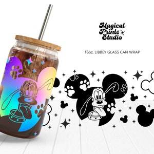 Può includere: Un involucro per lattina di vetro da 473 ml con un design di cane dei cartoni animati iridescente arcobaleno. Il cane indossa un collare e ha la lingua di fuori. Il design include anche impronte di zampe e stelle. Il testo "Magical Prints Studio" è nella parte superiore dell'immagine.