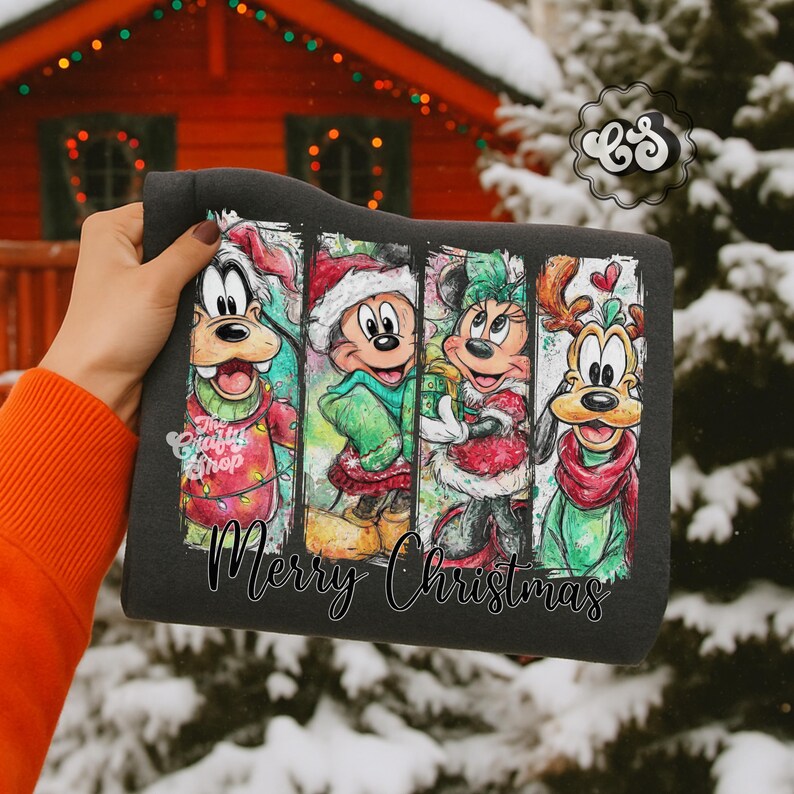 Puede incluir: Sudadera gris oscuro con un dise&ntilde;o navide&ntilde;o colorido con personajes de dibujos animados. El dise&ntilde;o incluye a Goofy, Mickey Mouse, Minnie Mouse y Pluto, todos vestidos con atuendos festivos. Las palabras "Merry Christmas" est&aacute;n escritas en la parte inferior.