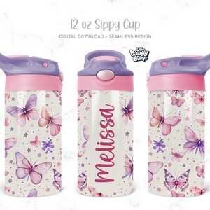 Pode incluir: Um copo de bico de 12 onças de cor rosa e roxo com um padrão de borboletas e estrelas. O copo tem um nome personalizado, "Melissa", na frente.