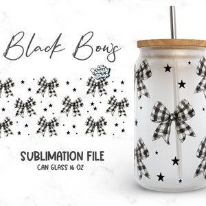 Op de afbeelding: Sublimatiedesignbestand voor een 473 ml blikglas met een zwart-wit buffalo plaid strikpatroon met zwarte sterren op een witte achtergrond. De tekst "Black Bows" staat bovenaan de afbeelding.