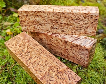 Karelisch gekruld berken gestabiliseerd hout. Natuurlijk