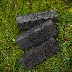 Color grafito. Abedul de Carelia estabilizado.