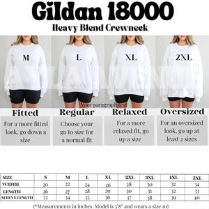 K&ouml;nnte beinhalten: Gr&ouml;&szlig;entabelle f&uuml;r Gildan 18000 Heavy Blend Crewneck Sweatshirts. Die Tabelle zeigt die Ma&szlig;e in Zoll f&uuml;r die Gr&ouml;&szlig;en S bis 5XL, einschlie&szlig;lich Breite, L&auml;nge und &Auml;rmell&auml;nge. Die Tabelle enth&auml;lt auch Informationen &uuml;ber die Passform der Sweatshirts, wie z. B. figurbetont, normal, locker und oversized.