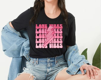 Love Vibes / Camiseta del Día de San Valentín / Camisa Retro V-Day