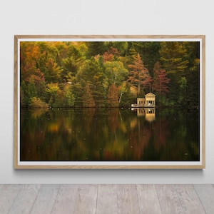 Póster de reflexión sobre cabaña en Lake Placid impreso en papel lustre de Tzvika Stein - Impresión de calidad, sin marco - Paisaje de Nueva York - Serenidad otoñal