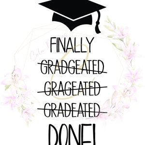 Może przedstawiać: Czapka absolwenta z kwiatowym obramowaniem i tekstem "FINALLY GRADGEATED GRAGEATED GRADEATED DONE!" w czarnym kolorze.