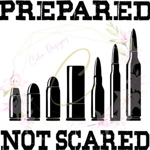 Puede incluir: Un diseño gráfico con las palabras "PREPARED" y "NOT SCARED" en letras negras en negrita. Debajo del texto hay varias siluetas de balas negras de varios tamaños, con acentos florales y el texto "Calm Designs".