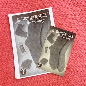 Puede incluir: Dos patrones de papel vintage para tejer calcetines. Los patrones se titulan "The Wonder-Sock No Darning" y presentan un primer plano del diseño del calcetín. Los patrones tienen un precio de 3 peniques cada uno.