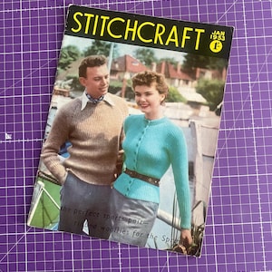 Peut inclure: Une couverture de magazine vintage "STITCHCRAFT" de janvier 1953. Elle présente un couple en tricot, la femme portant un cardigan turquoise et l'homme un pull marron. Le texte indique "la paire sportive parfaite - des lainages côtelés pour le printemps."