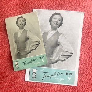 Może przedstawiać: Wzorzec vintage do robienia na drutach bezrękawnika. Wzór przedstawia kobietę w kamizelce i zawiera tekst "A Templeton Design No. 920 5".