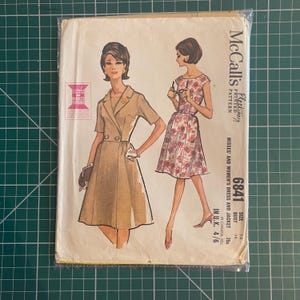Pode incluir: Padrão de costura vintage McCall's para um vestido e uma jaqueta. O número do padrão é 6841 e o tamanho é 14. A medida do busto é de 86 cm.