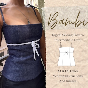 Może przedstawiać: Granatowy dżinsowy top z białym koronkowym wykończeniem i wiązaniem. Top ma cienkie ramiączka zawiązane na ramionach. Obraz zawiera również tekst "Bambi" i "Digital Sewing Pattern Intermediate Level".