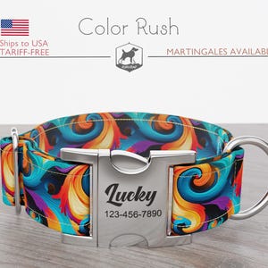 Può includere: Un vivace collare per cani con un motivo a spirale colorato nelle tonalità di blu, arancione, viola e giallo. Il collare presenta una fibbia argentata incisa con il nome "Lucky" e un numero di telefono. Le parole "Color Rush" sono sopra.