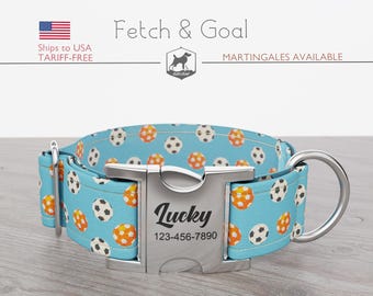 Peut inclure: Un collier de chien bleu clair avec un motif de ballons de football. Le collier a une boucle en métal argenté gravée du nom "Lucky" et d'un numéro de téléphone. Le texte "Fetch & Goal" est en haut.