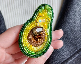 Broche de abacate com miçangas, alfinete bordado com strass, joia, acessório de lapela vegano em formato de fruta, feito à mão com cristal.