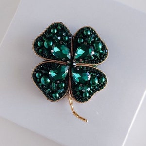 Spilla a forma di quadrifoglio con perline, gioiello portafortuna ricamato a mano con cristalli, spilla verde, regalo di San Valentino per lei