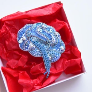 Broche em formato de cérebro com miçangas azuis – Joia bordada para presentear neurologistas, estudantes de medicina e psicólogos.