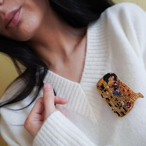 Spilla con perline "Il bacio", gioiello artistico ispirato a Gustav Klimt, spilla con ritratto ricamata a mano con cristalli, regalo di San Valentino per lei