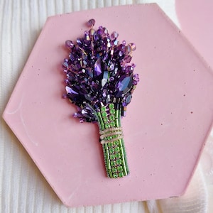 Spilla da bavero con ricamo a forma di lavanda. Spilla personalizzata con perline. Ricamata a mano. Spilla kawaii. Mazzetto di lavanda. Regalo per lei.