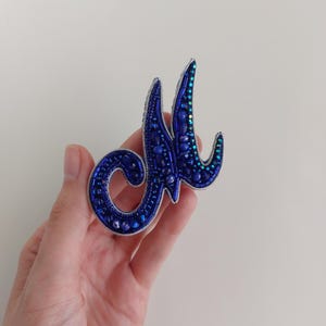 Pin bordado con la letra "M", broche de abalorios hecho a mano, accesorio, broche para chal, regalo para músicos y artistas.