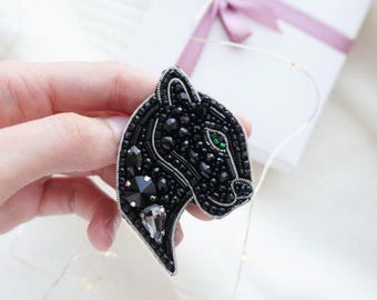 Spilla con perline a forma di pantera nera - Spilla a forma di gatto selvatico fatta a mano, spilla ricamata, gioiello con perline personalizzato, regalo ispirato alla natura. Spilla ricamata