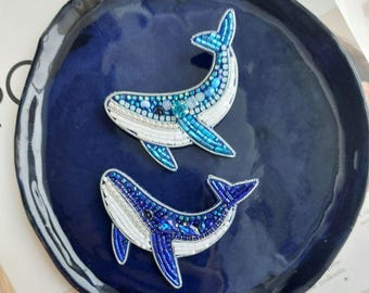 Spilla a forma di balena con perline, gioiello a forma di balena ricamato a mano con perline di vetro, spilla con animale marino
