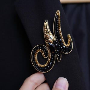 Broche de lapela bordado com letra "M", broche de miçangas feito à mão, acessórios, broche de xale, presentes para músicos. Presente para artista