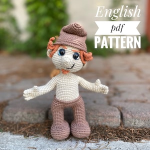 Może przedstawiać: Wzór na szydełku na brązowego i beżowego gnoma z brązowym kapeluszem. Wzór jest dostępny w języku angielskim i jest plikiem PDF do pobrania. Tekst "English pdf PATTERN" jest widoczny na obrazku.