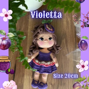 Puede incluir: Muñeca de crochet llamada Violetta, que lleva un vestido morado con una ciruela en la cabeza. La muñeca mide 20 cm de alto y está rodeada de ilustraciones de ciruelas y flores. El texto "Nurten Bahadur 2024 pattern" está en la parte inferior de la imagen.