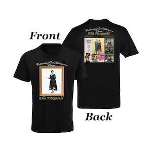 Puede incluir: Camiseta negra con un marco dorado que presenta una foto de Ella Fitzgerald. La parte posterior de la camiseta tiene un collage de portadas de álbumes con el texto "Celebrating Our History.com Presents Ella Fitzgerald".