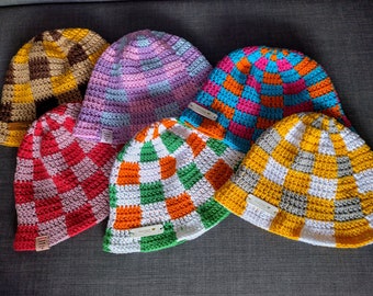CAPPELLO A SECCHIO A SCACCHI all'uncinetto - (dimensioni disponibili per adulti, bambini e neonati) - cappello estivo, cappello primaverile, cappello a 3 colori, cappello personalizzabile, idea regalo