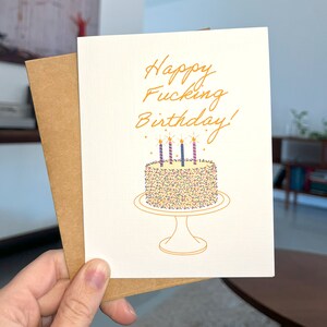 Biglietto di compleanno con torta cosparsa/biglietto d'auguri di buon compleanno