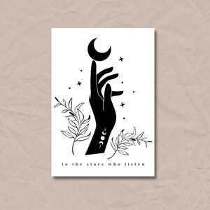 K&ouml;nnte beinhalten: Schwarz-wei&szlig;-Illustration einer Hand, die zu einem Halbmond mit Sternen darum herum greift. Die Hand hat ein Mondphasen-Tattoo am Handgelenk. Der Text "to the stars who listen" befindet sich unter dem Bild.