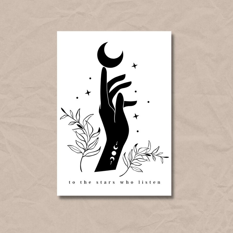 K&ouml;nnte beinhalten: Schwarz-wei&szlig;-Illustration einer Hand, die zu einem Halbmond mit Sternen darum herum greift. Die Hand hat ein Mondphasen-Tattoo am Handgelenk. Der Text "to the stars who listen" befindet sich unter dem Bild.