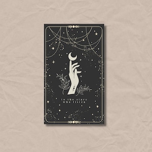 K&ouml;nnte beinhalten: Eine Schwarzwei&szlig;illustration einer Hand, die nach einem Halbmond greift, vor einem dunklen Hintergrund mit wei&szlig;en Sternen und einem Text&uuml;berlagerung, der "to the stars who listen" lautet.