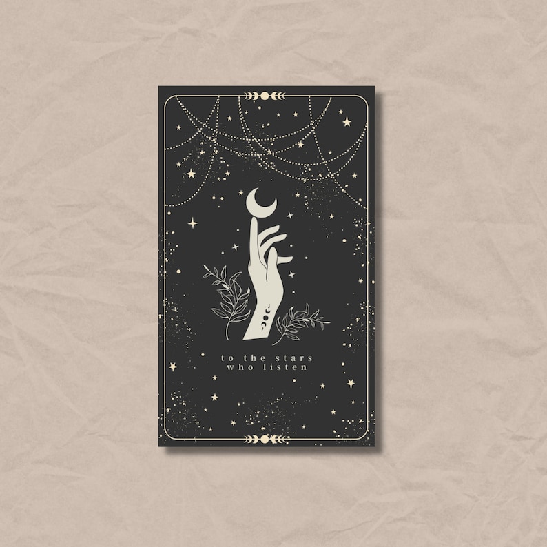 K&ouml;nnte beinhalten: Eine Schwarzwei&szlig;illustration einer Hand, die nach einem Halbmond greift, vor einem dunklen Hintergrund mit wei&szlig;en Sternen und einem Text&uuml;berlagerung, der "to the stars who listen" lautet.
