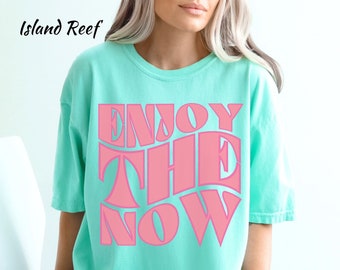 Disfruta de Now, Contorneado, Coral, Colores cómodos, Mensaje para ver más opciones de color, Personalización disponible, Camiseta de verano brillante y divertida