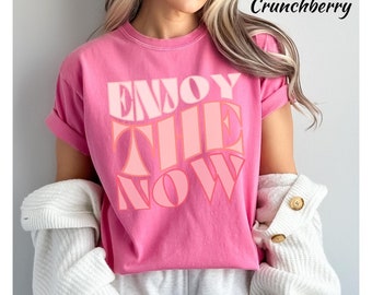 Disfruta de la camiseta Now, delineada, ombré, desvanecida, colores cómodos, grande, llamativa, gráfica, rosa. ¡Hay más colores de camiseta disponibles! Envíame un mensaje.