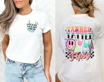 Tanned Tatted & Tipsy - Bella Canvas - Doble cara. Verano, Barco, Playa, Día para beber, Colores brillantes, Carita sonriente, Gracioso, Colorido, tornillo